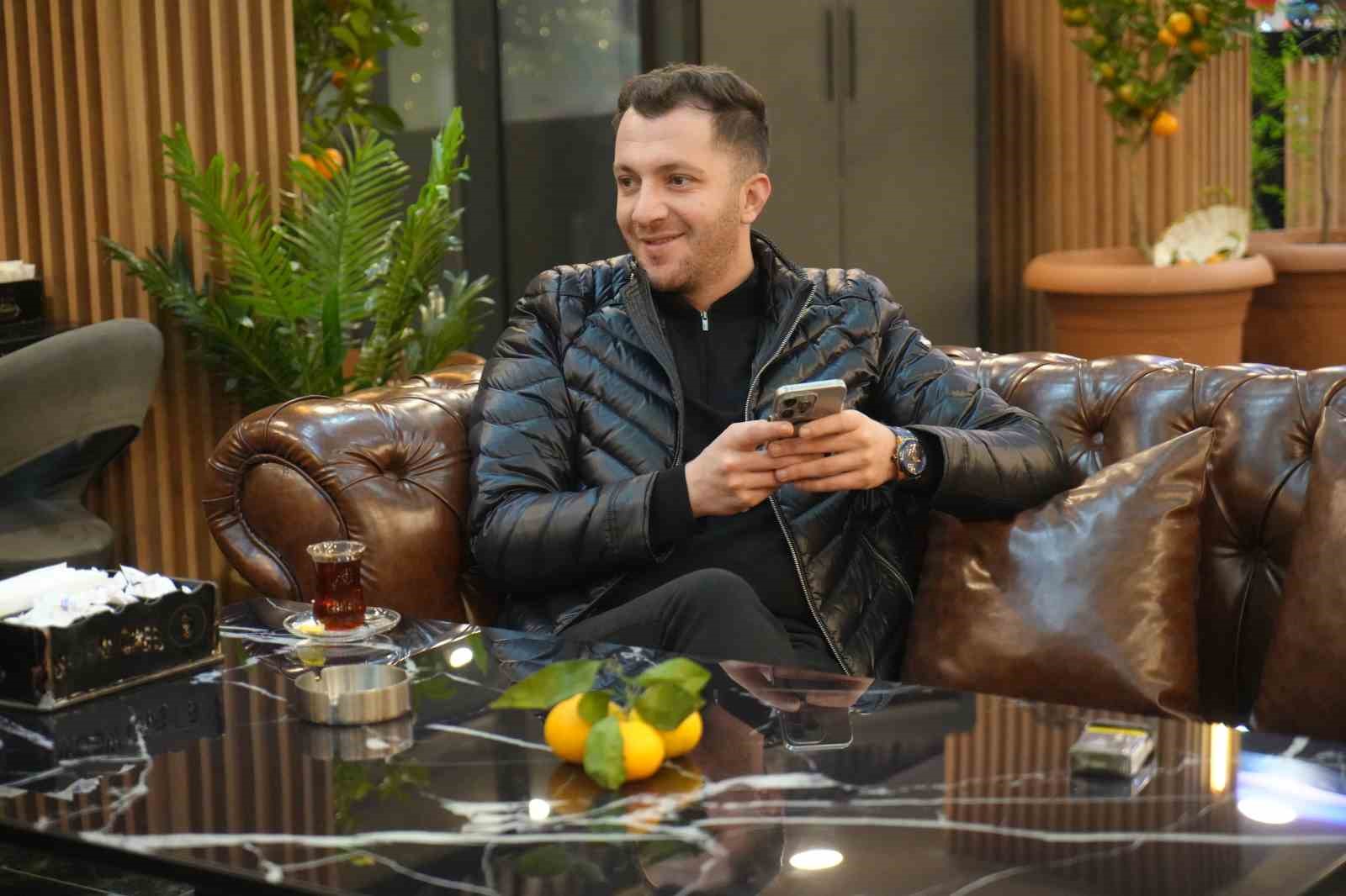 Kafede mandalina yetiştiriyor, müşterilerle paylaşıyor