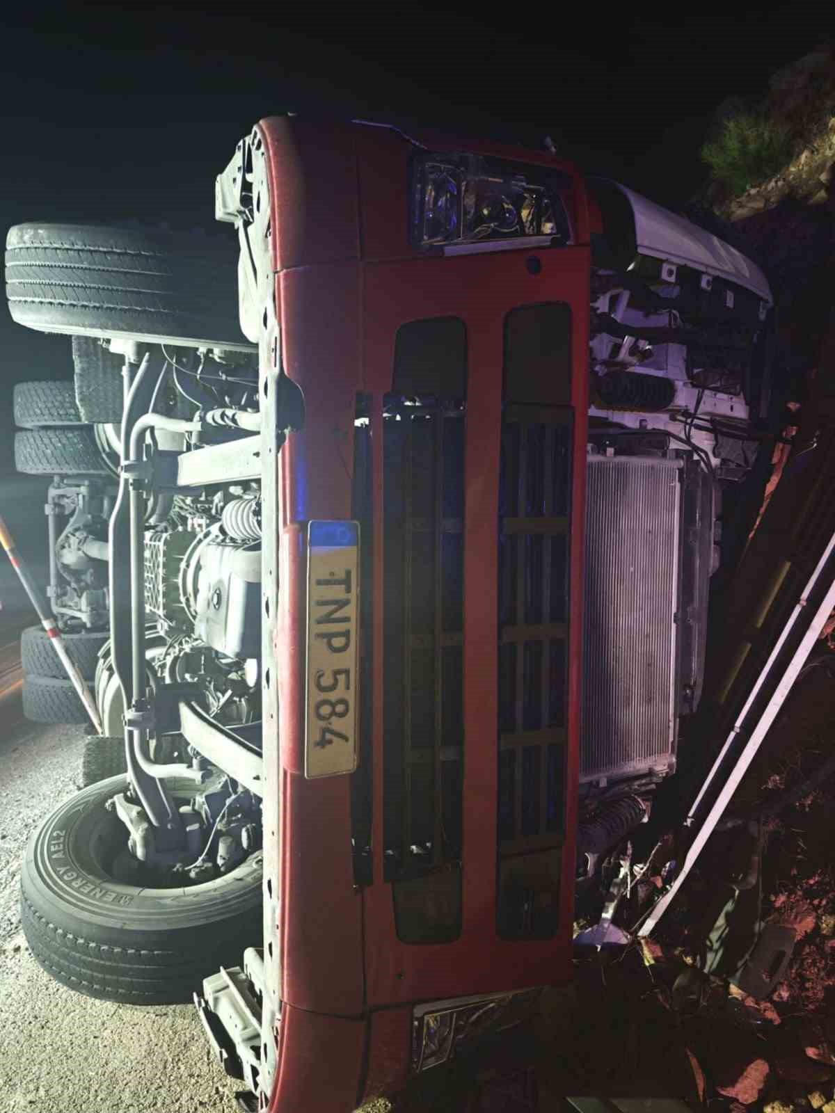 Devrilen tırın sürücüsü hayatını kaybetti