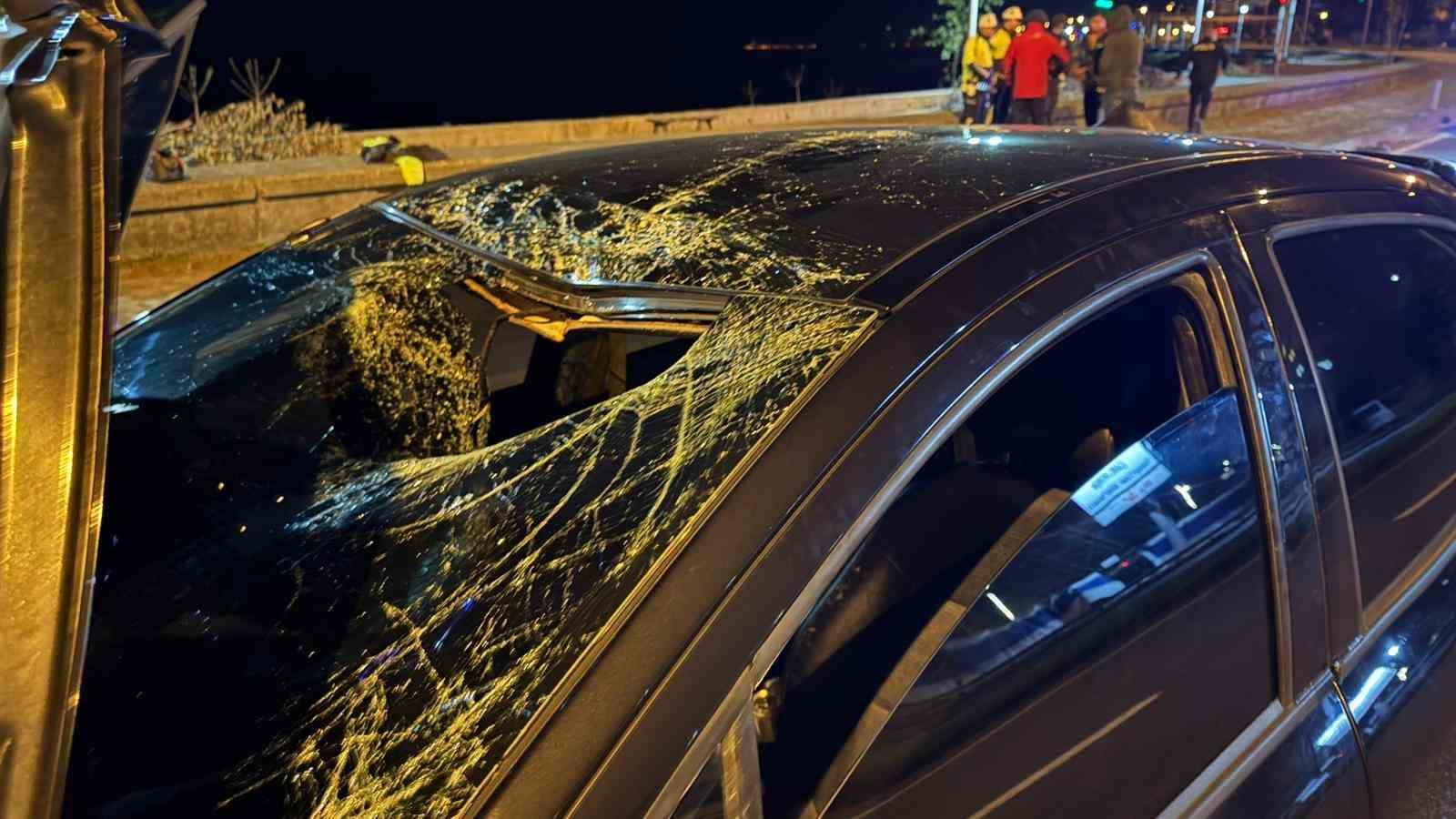 Arkadaşlarının halı saha futbol maçını izlemeye giden gence otomobil çarptı
