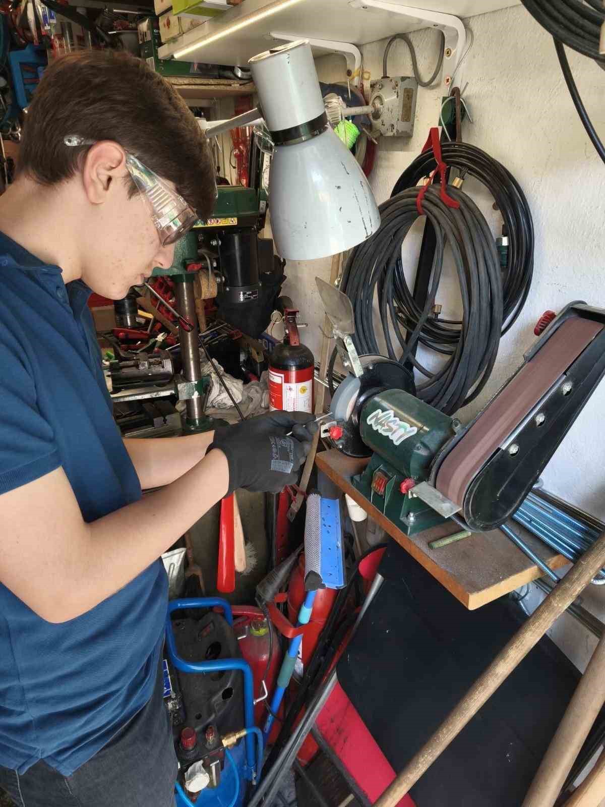 Aydınlı liselilerden elektrikli araç şarj istasyonu alanında uluslararası başarı
