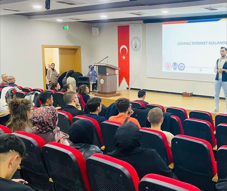 Kütahya’da öğrencilere siber güvenlik ve bilinçli internet kullanımı semineri