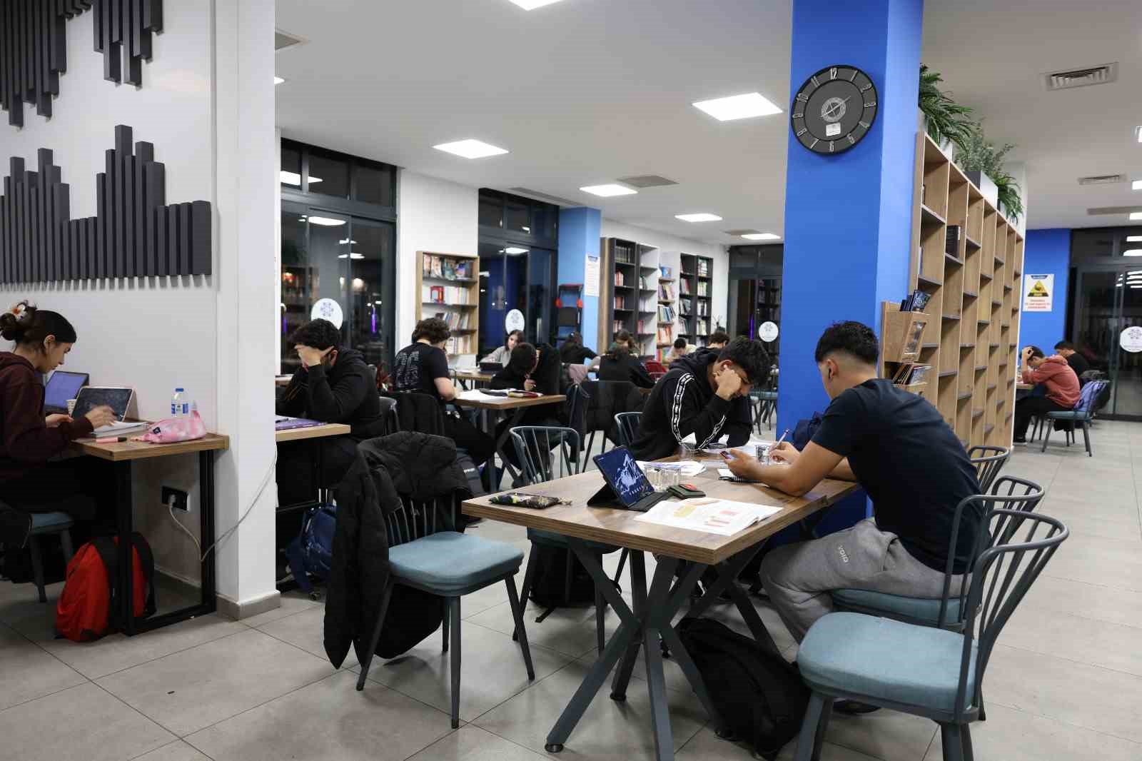 Başkan Çerçioğlu: "Gençlerimizin eğitim yolculuğunda yanlarında olmaya devam edeceğiz"
