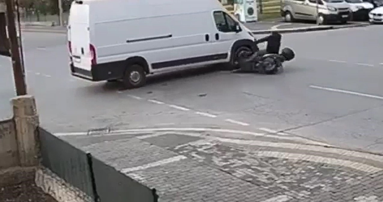 Hızla giden otomobil, kamyonun arkasına böyle girdi