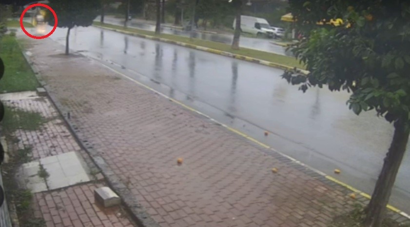 Antalya’da seyir halindeki otomobil bir anda alev topuna döndü, sürücü kendini dışarıya attı