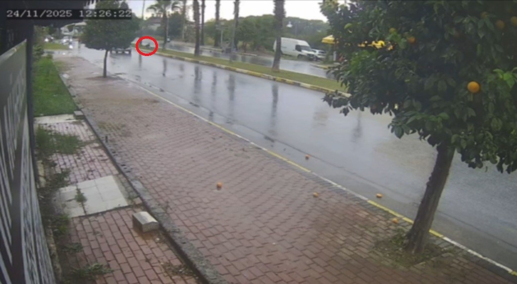 Antalya&rsquo;da seyir halindeki otomobil bir anda alev topuna d&ouml;nd&uuml;, s&uuml;r&uuml;c&uuml; kendini dışarıya attı
