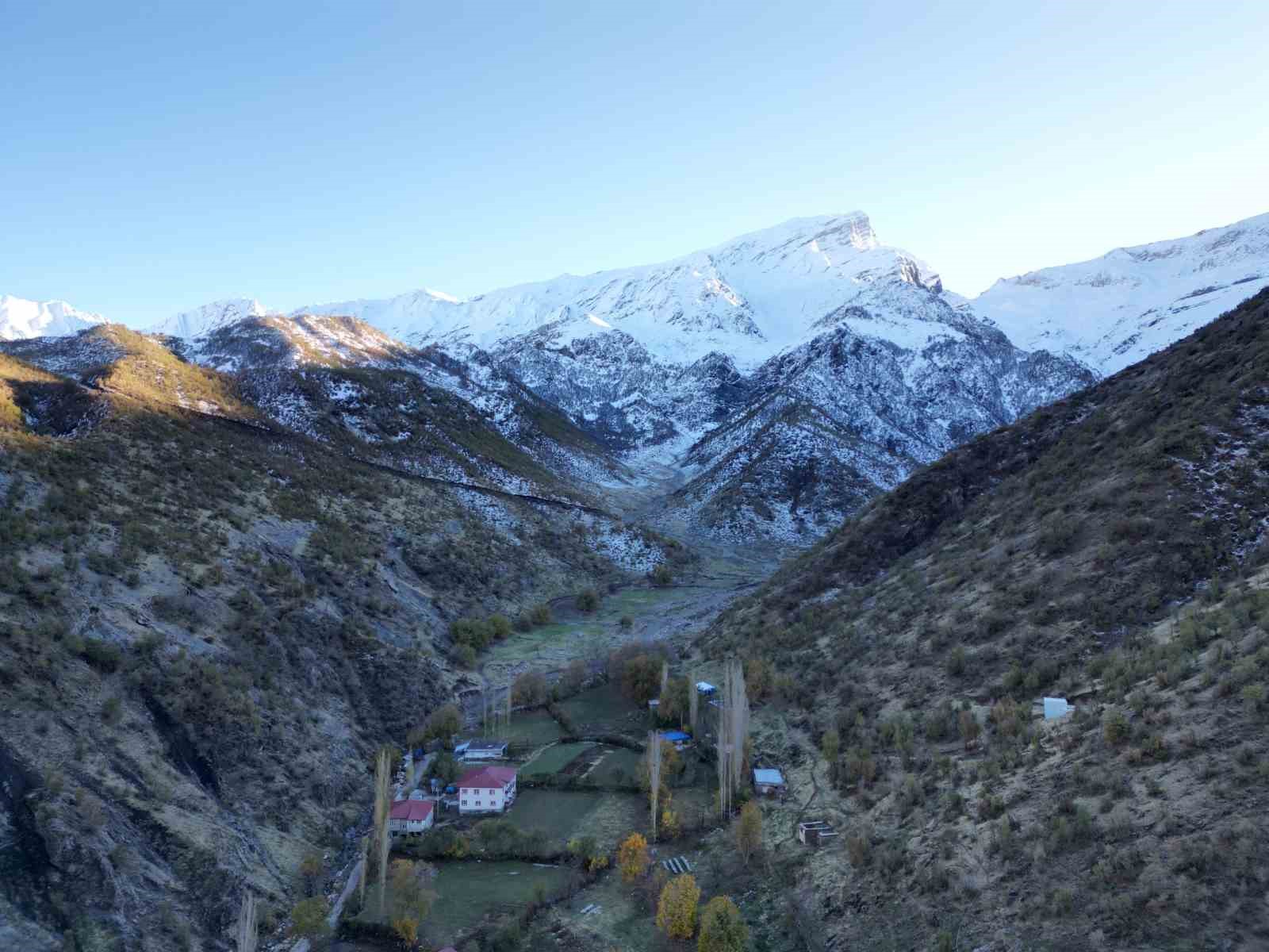 Şırnak’ta 3 bin rakımlı karlı dağlar mest etti