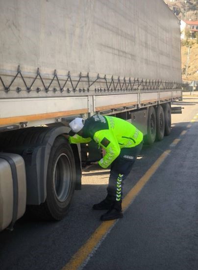 Ardahan’da jandarmadan ‘zorunlu kış lastiği’ denetimi