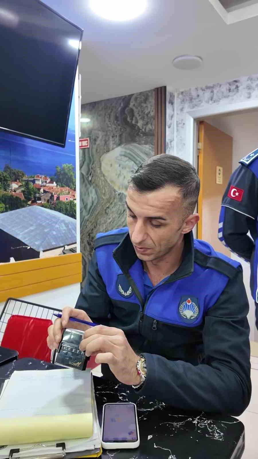 Zabıtanın denetimde son kullanma tarihi 3 yıl ge&ccedil;miş &uuml;r&uuml;n bulduğu işletme kendini "Bu iade &uuml;r&uuml;n, ben bunları hi&ccedil; kullanmadım" diyerek savundu
