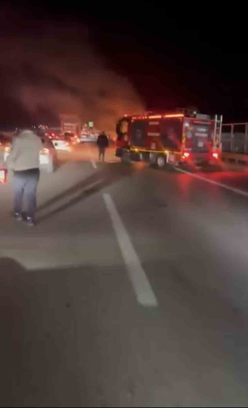 Seyir halindeki otomobil alev alev yandı
