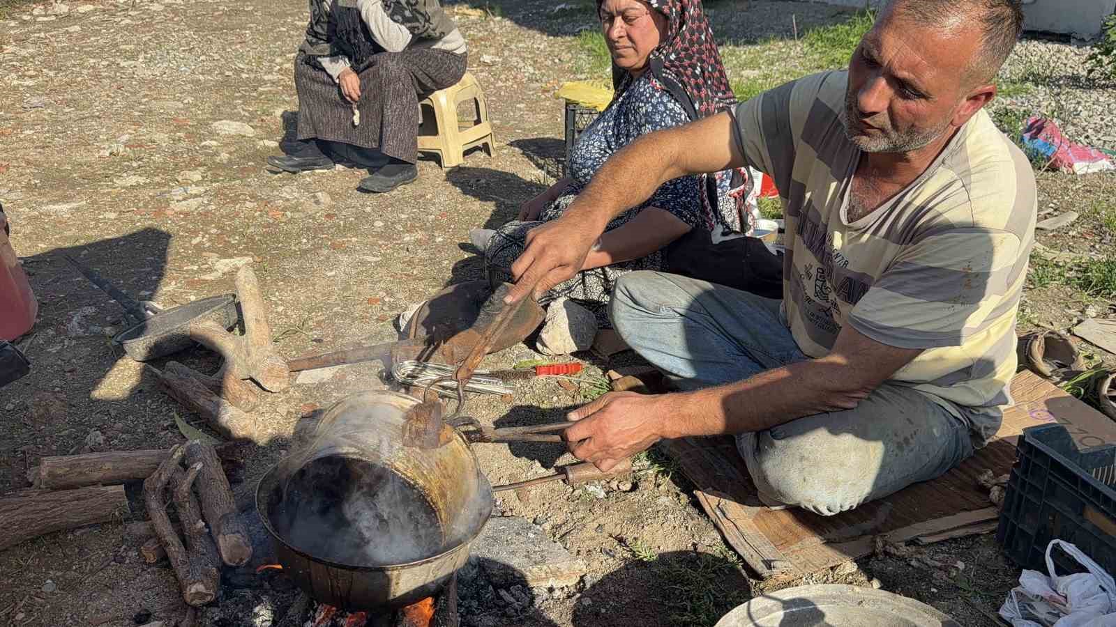 Ateşi eşi harlıyor, o kalaylıyor: Omuz omuza ekmek mücadelesi