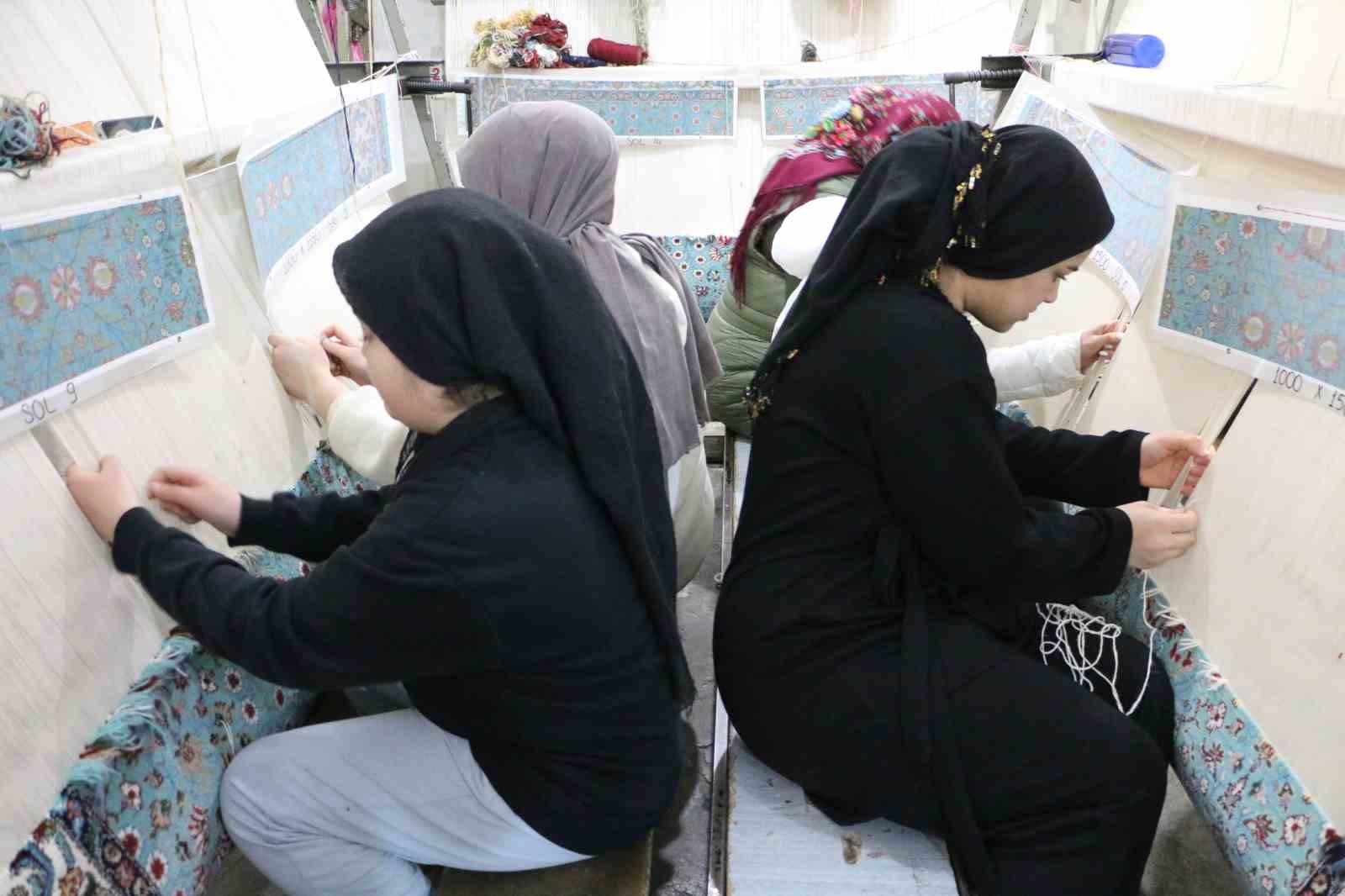 Diyarbakır’da kadınlar ürettikleri el emeği dokuma halıları Avrupa’ya satıyor