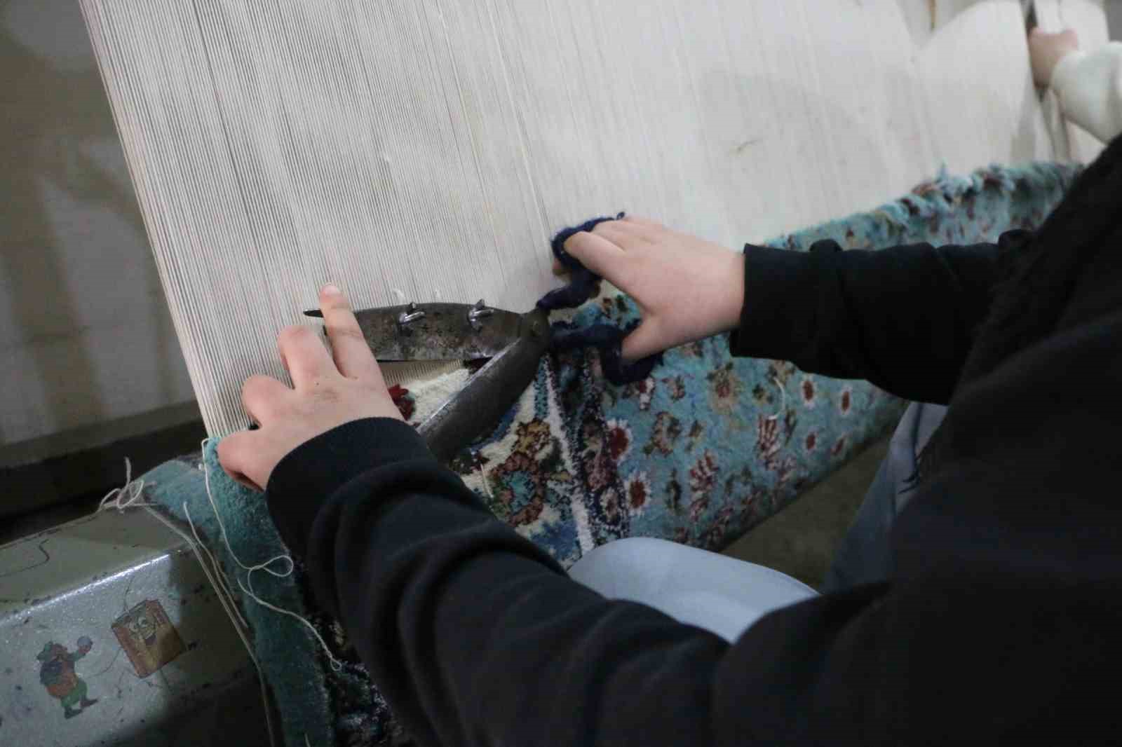 Diyarbakır&rsquo;da kadınlar &uuml;rettikleri el emeği dokuma halıları Avrupa&rsquo;ya satıyor
