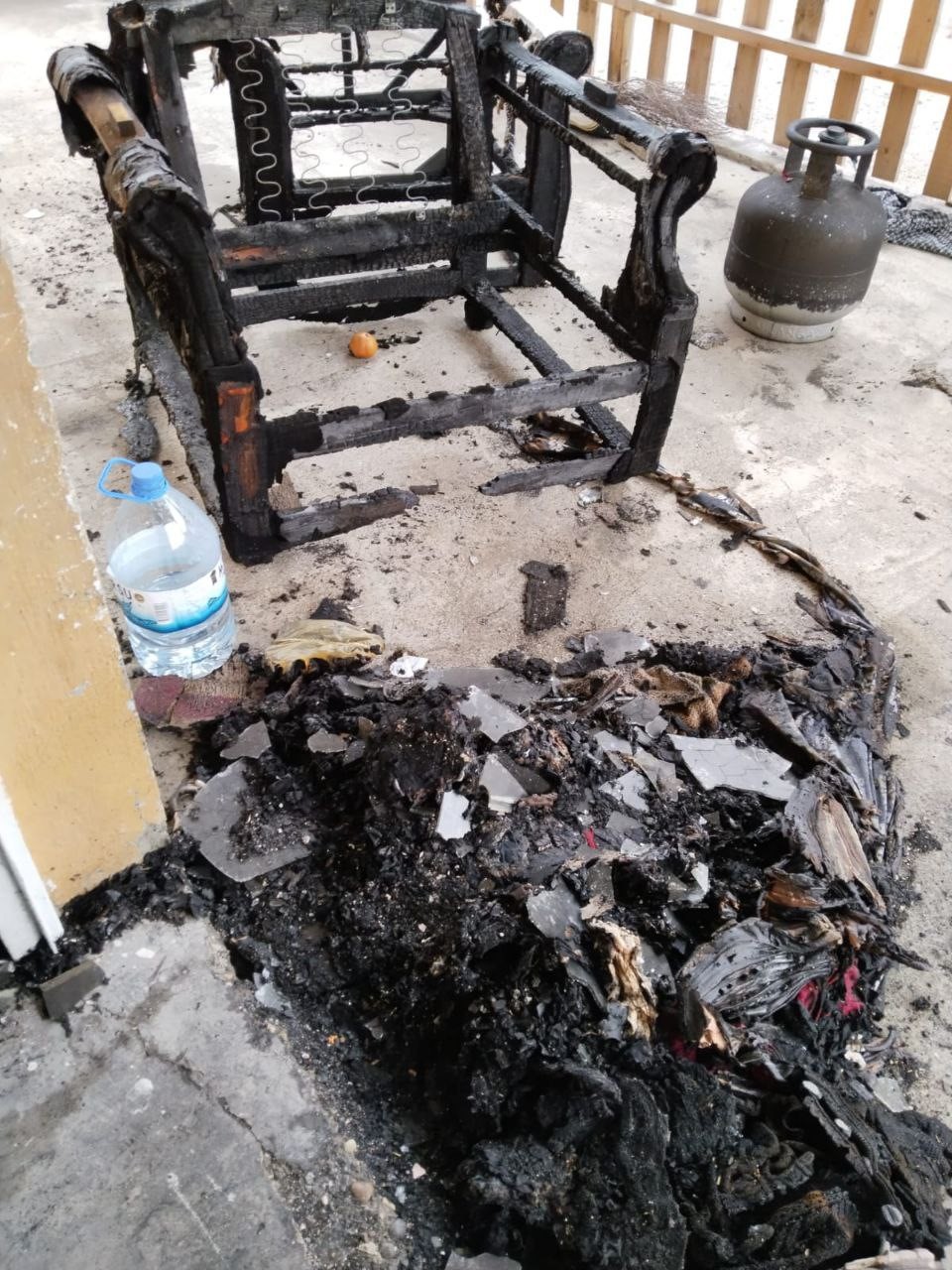 Buzdolabının kablosundan &ccedil;ıkan yangında anne ve oğul pencereden atlayarak canını kurtardı
