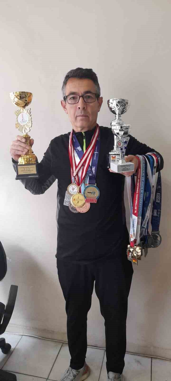 Emekli polis, deprem bölgesinden rekorlara koşuyor
