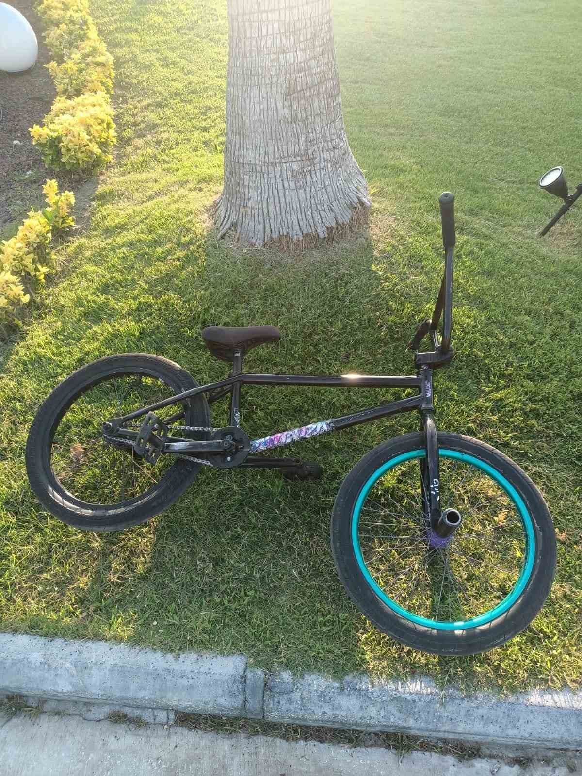 Apartmana eli boş girdi, dışarıya altında akrobasi bisikleti ve &ccedil;antayla &ccedil;ıktı 