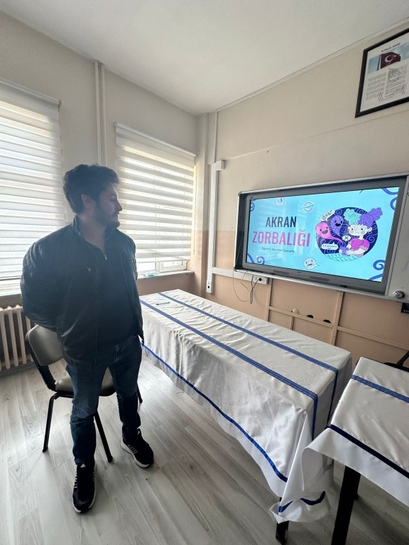 Liselilere akran zorbalığı semineri
