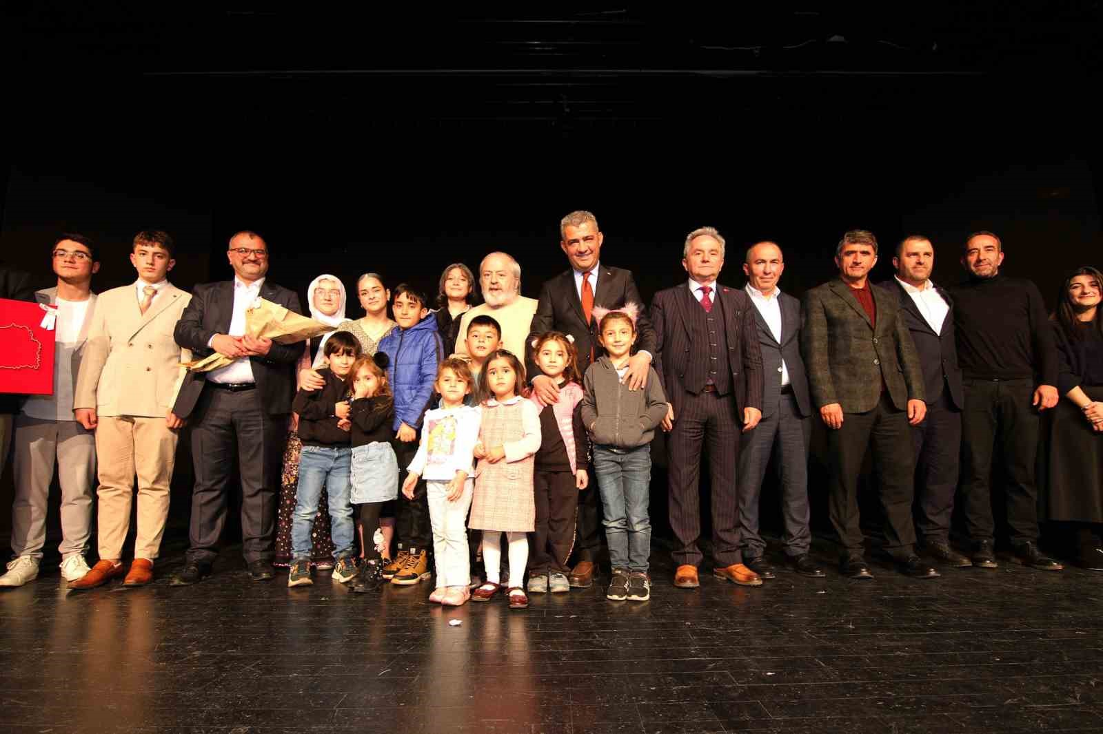 "Bir Gün Değil Bir Gül’dür Öğretmen"  ayakta alkışlandı