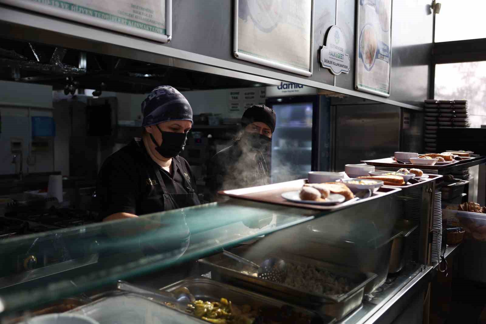 Aydın Büyükşehir Belediyesi Havuz Kafe’de 4 çeşit yemek 75 TL
