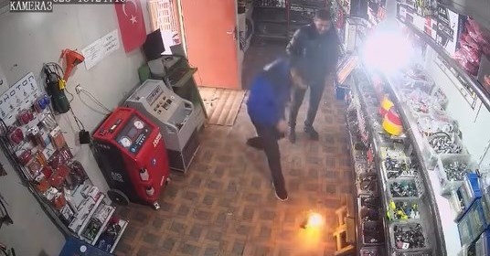 &Ccedil;akmağı &ccedil;akınca y&uuml;z&uuml; alevlerin arasında kaldı: o anlar kamerada
