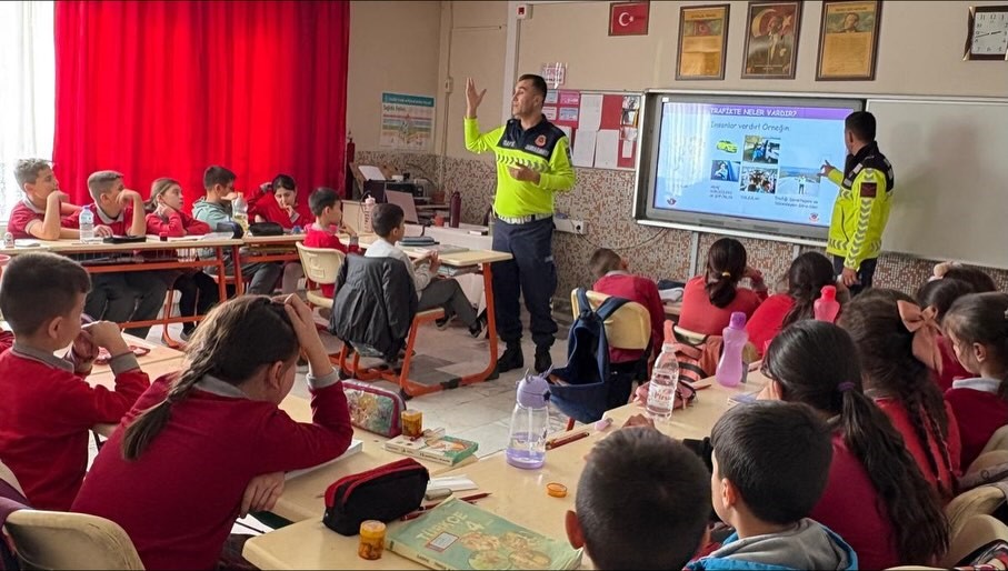 Salavatlı İlkokulu öğrencilerine jandarmadan trafik eğitimi

