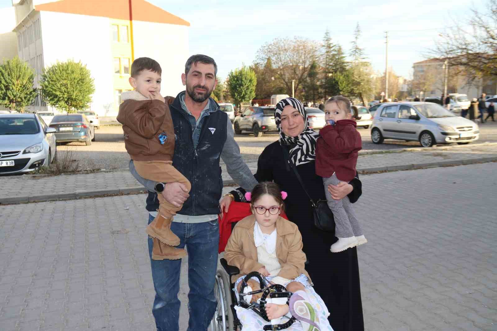 Bir bacağı kısa olan kızını her gün okula kucağında taşıyan anneden ‘asansör’ talebi