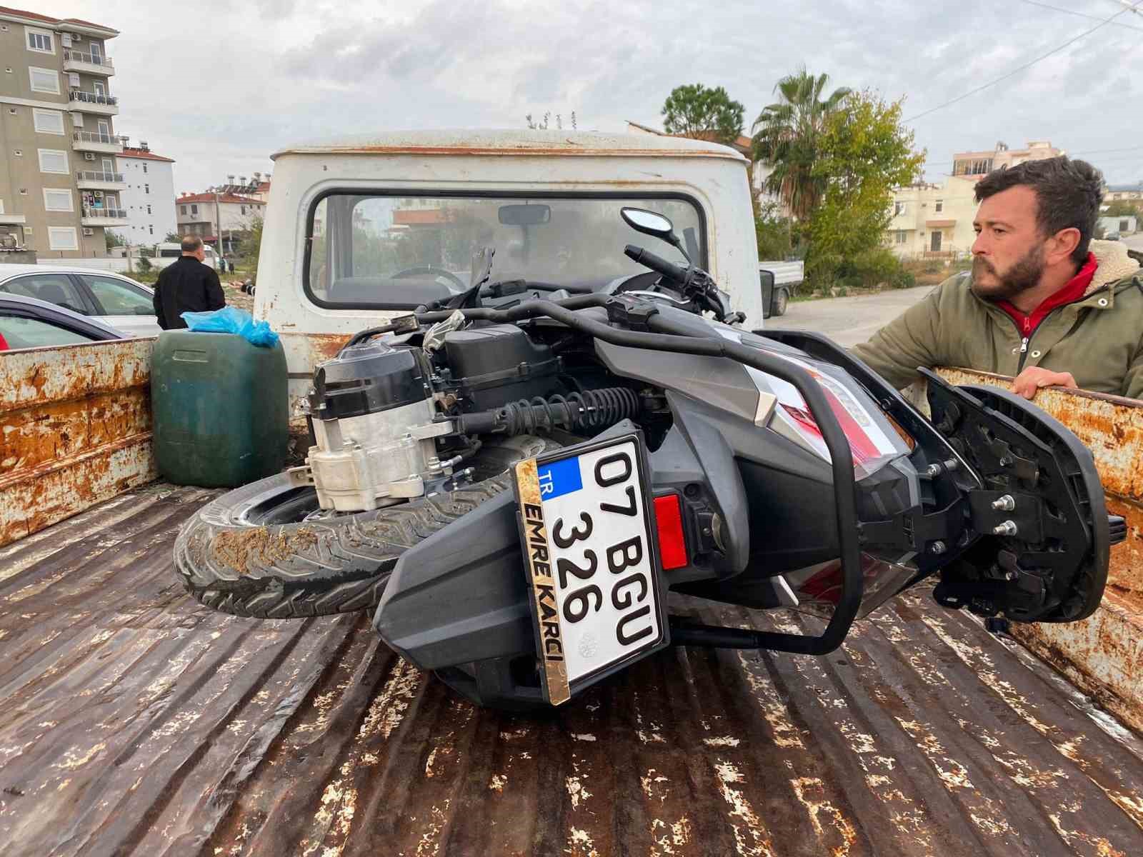 Antalya’da otomobil ve motosiklet çarpıştı: 2 yaralı