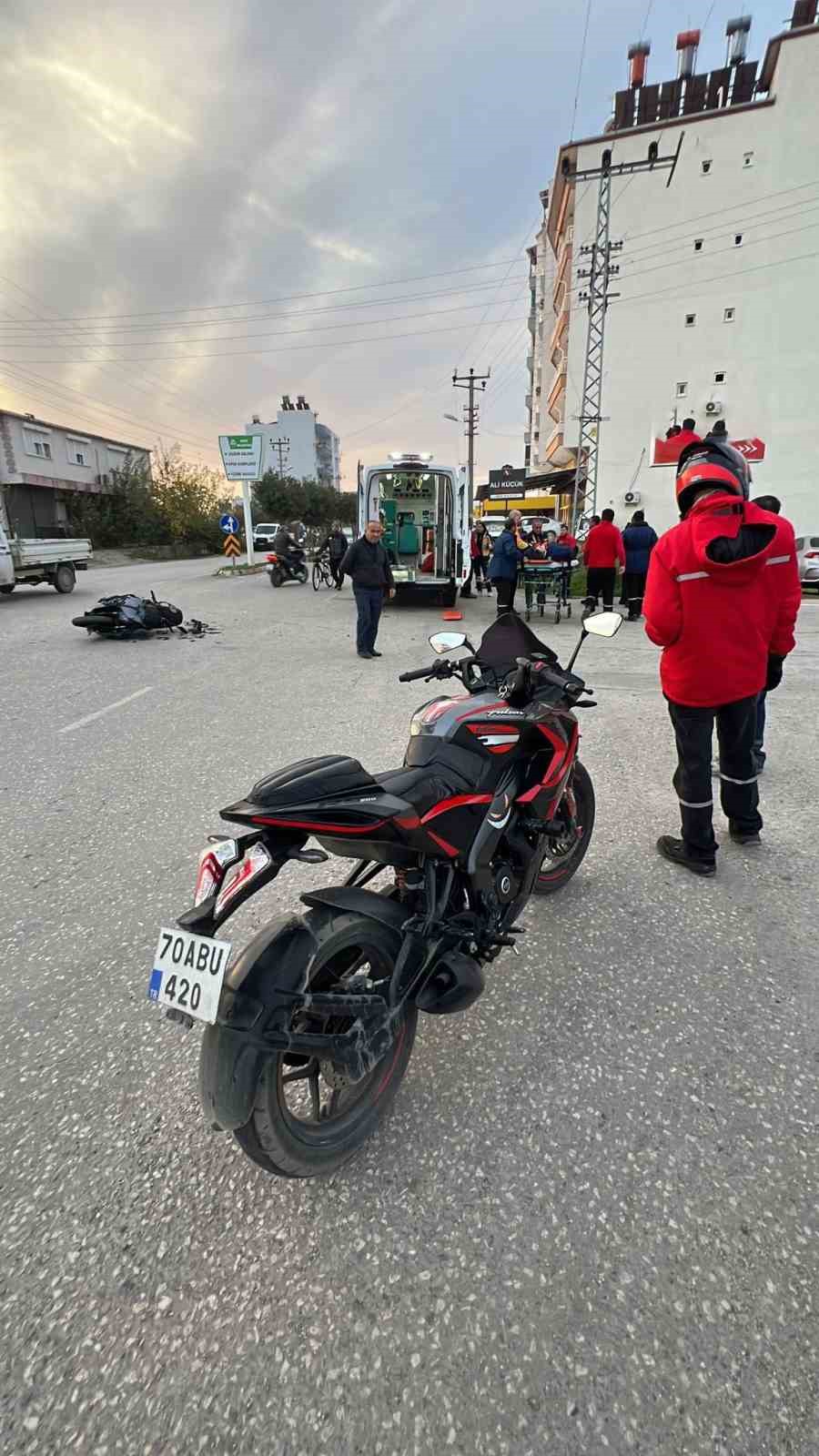 Antalya’da otomobil ve motosiklet çarpıştı: 2 yaralı
