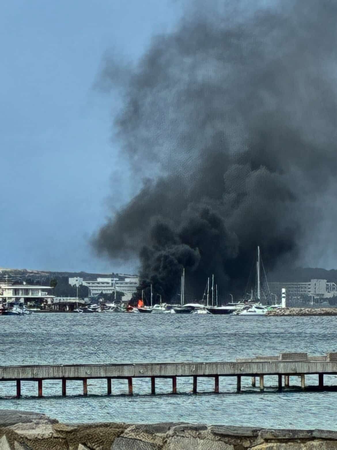 Çeşme’de korku dolu anlar: Tekneler alevlere teslim oldu
