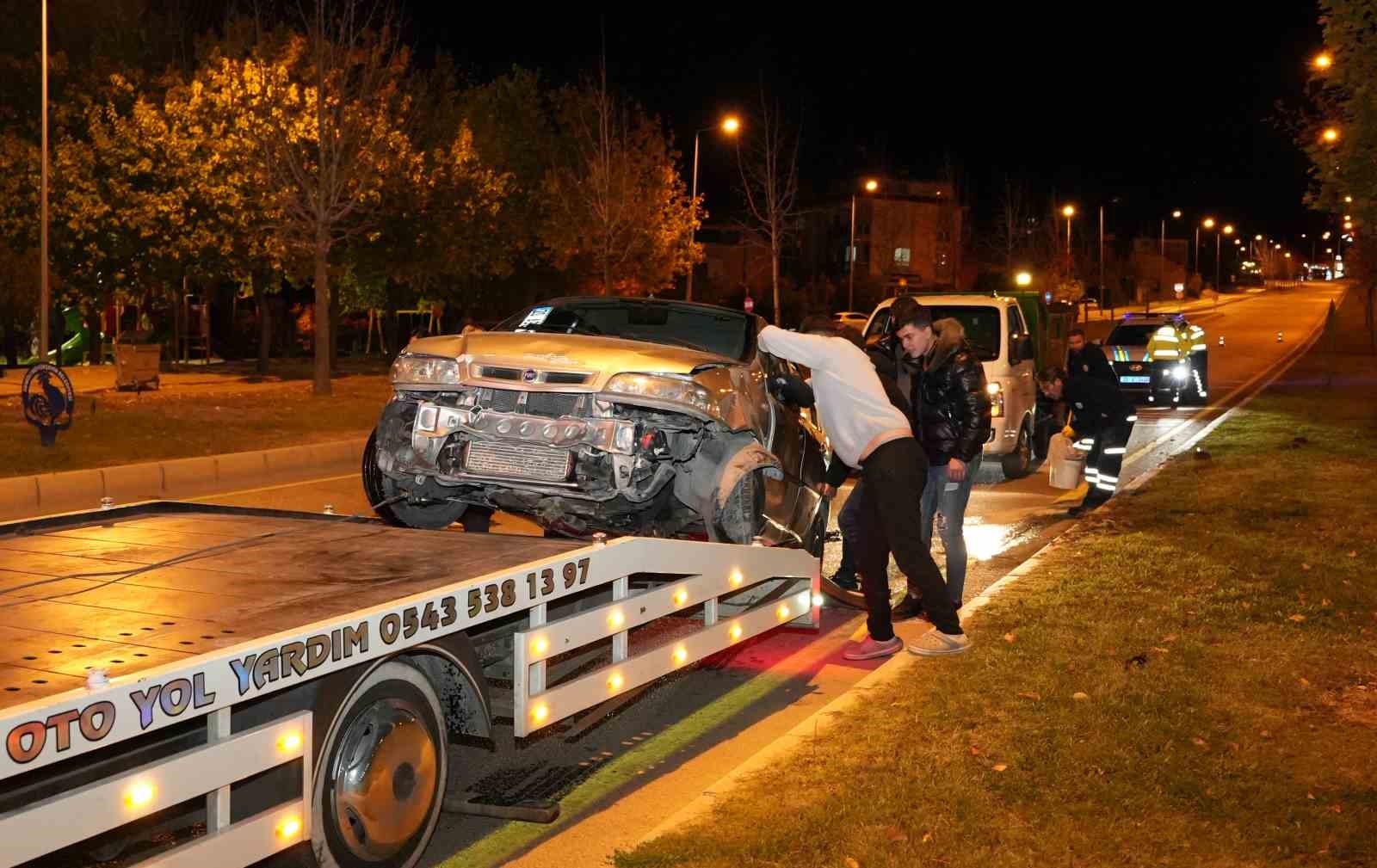 Kontrolden çıkan otomobil önce kaldırıma sonra orta refüjdeki Yavaş levhasına çarptı