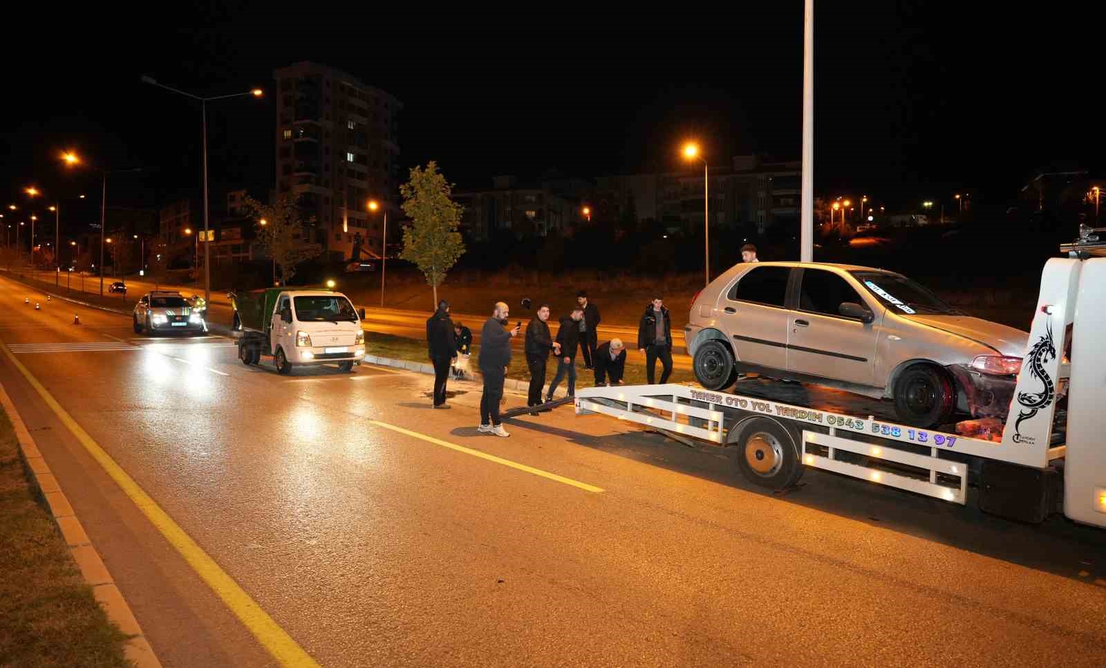 Kontrolden çıkan  otomobil önce kaldırıma sonra orta refüjdeki Yavaş levhasına çarptı
