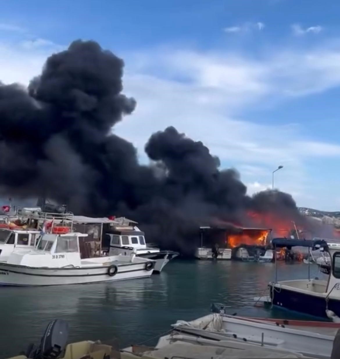 Çeşme’deki yangında 7 tekne alevlere teslim oldu
