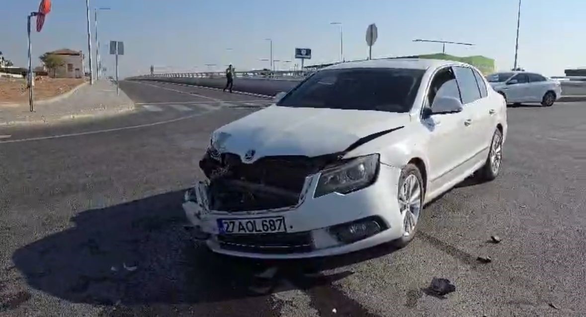 Nizip Otogar Kavşağı’nda çarpışan iki araçta maddi hasar meydana geldi
