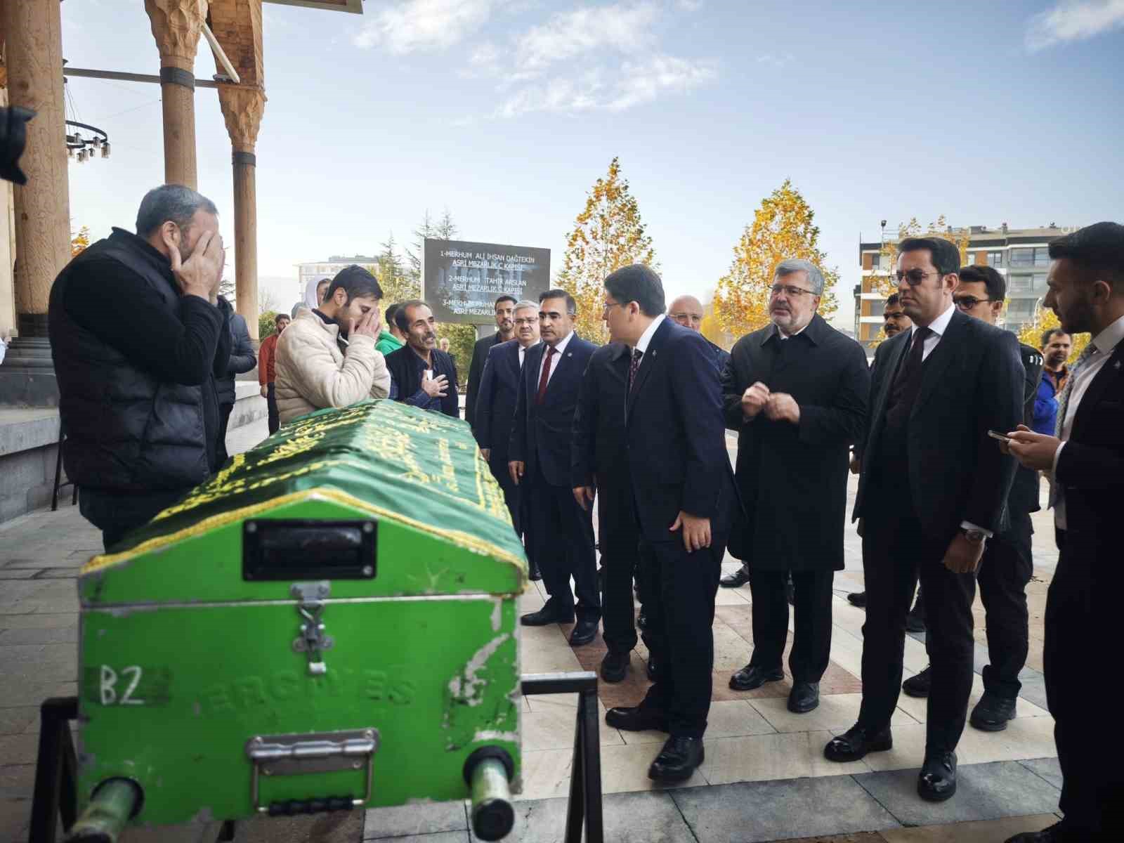 Bakan Tunç vefat eden vatandaşların cenaze törenlerine katıldı

