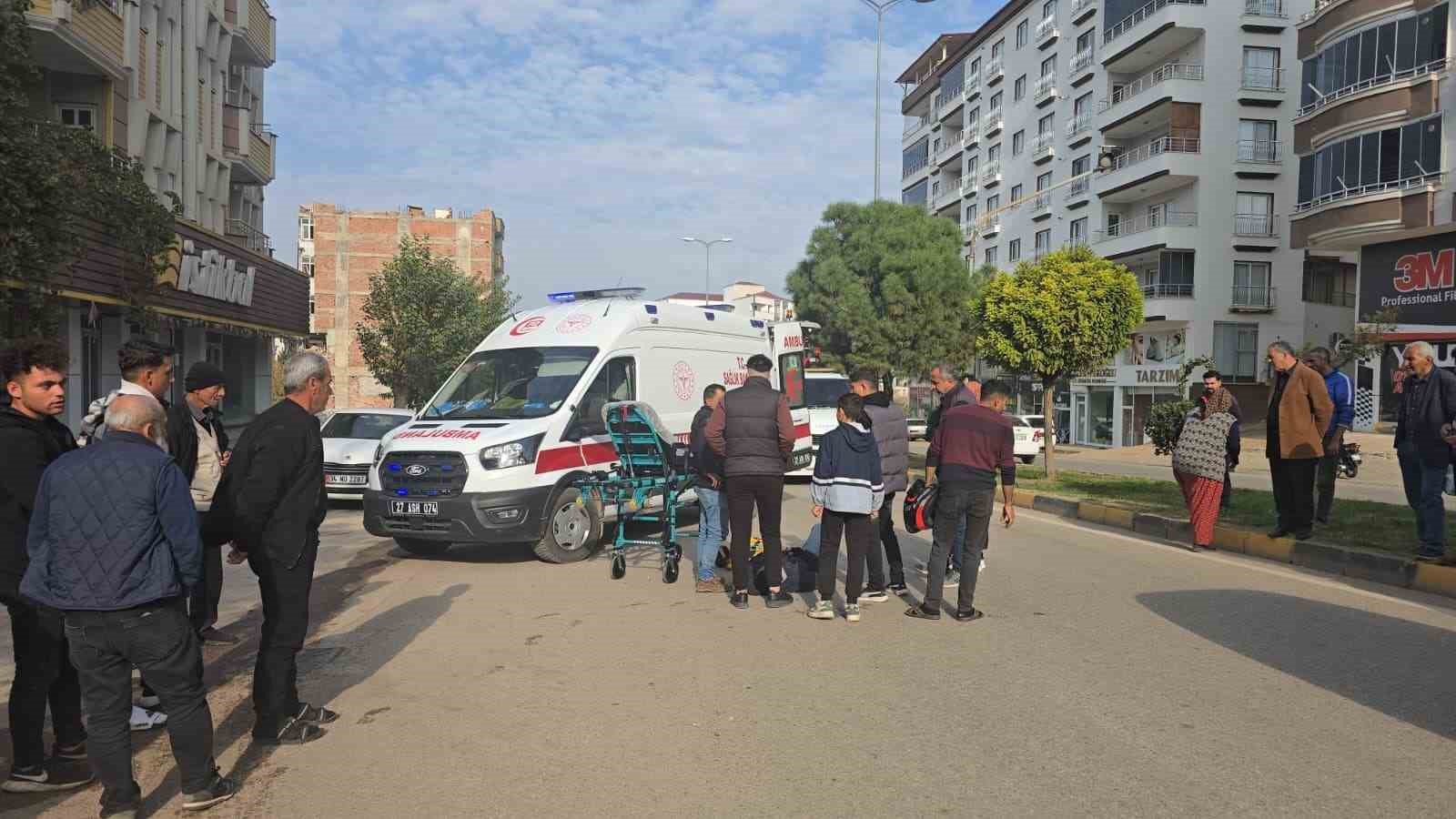 Yayaya yol veren minibüse çarpan motosikletli yaralandı
