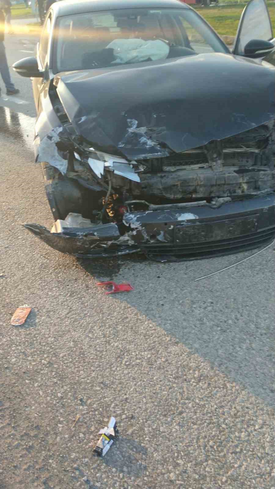 İki otomobil çarpıştı, ortalık savaş alanına döndü: 6 yaralı
