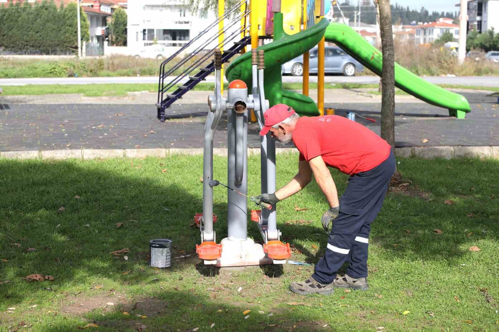 Erenler Belediyesi park ve bah&ccedil;elerde &ccedil;alışmalarını s&uuml;rd&uuml;r&uuml;yor
