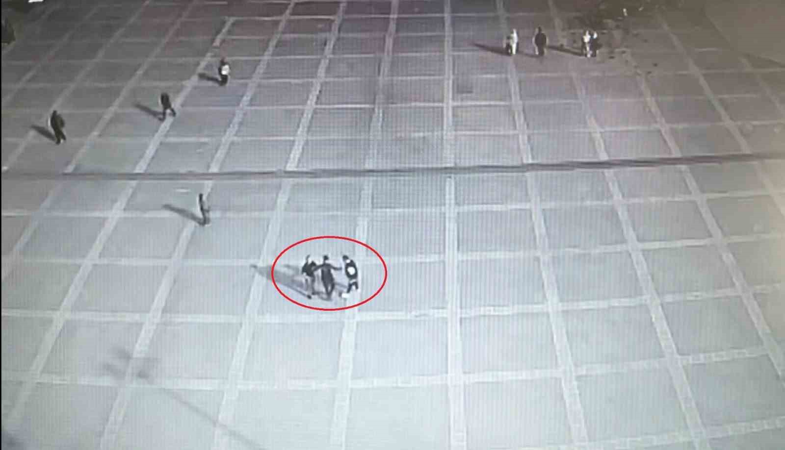 Meydandaki yumruklu kavgayı polis büyümeden önledi