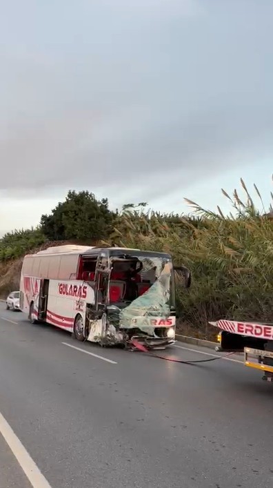 Alanya&rsquo;da otob&uuml;s ile tır &ccedil;arpıştı: 5 yaralı
