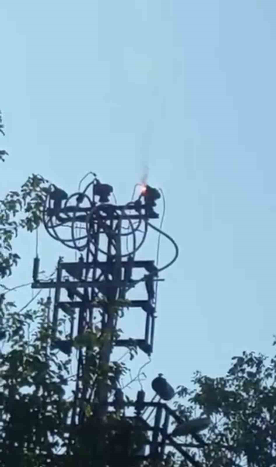 Siirt’te arıza nedeni ile elektrik direğinde yangın çıktı