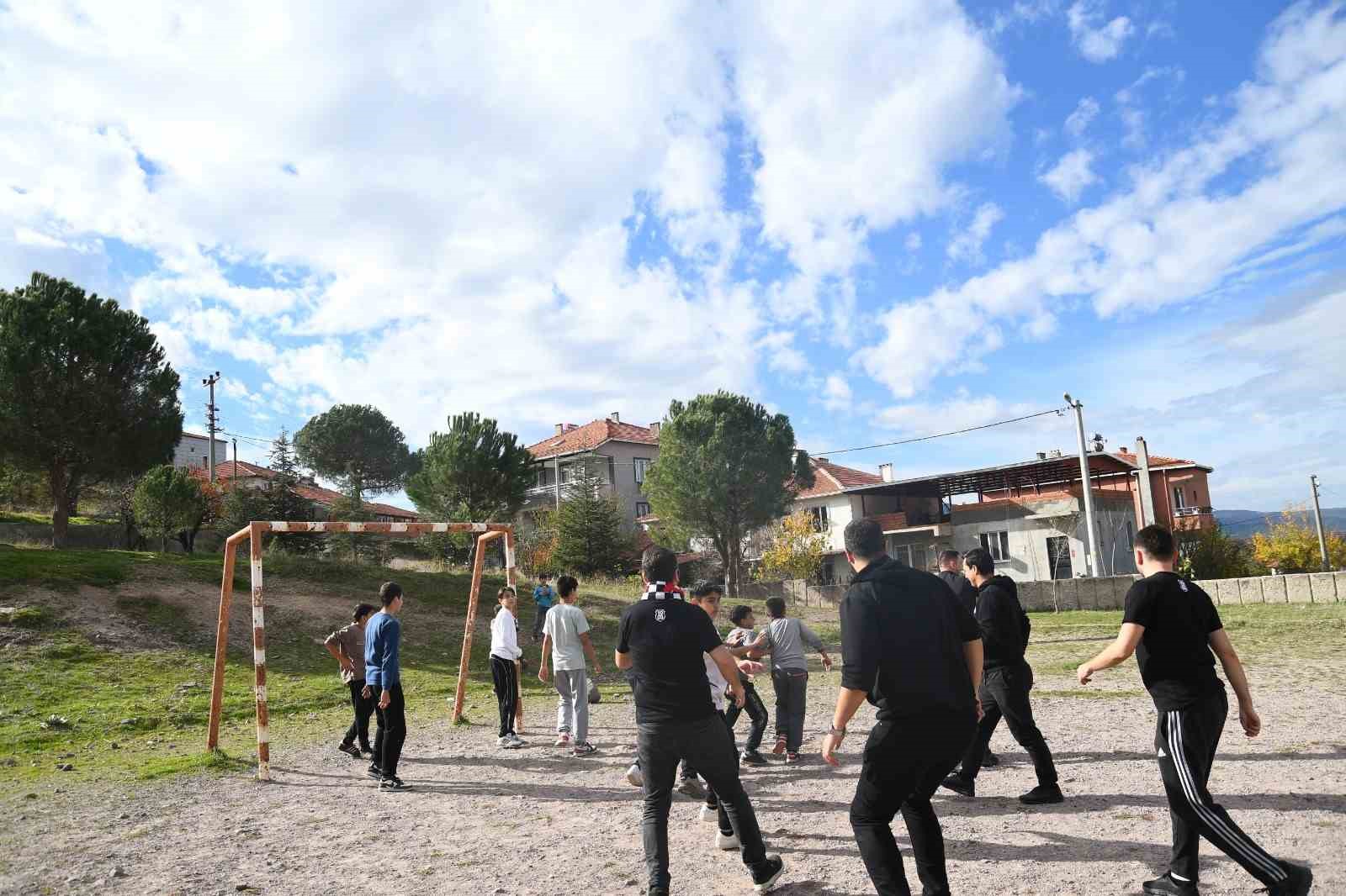 Beşiktaşlılar derneğinden deprem b&ouml;lgesindeki &ccedil;ocuklara hediye
