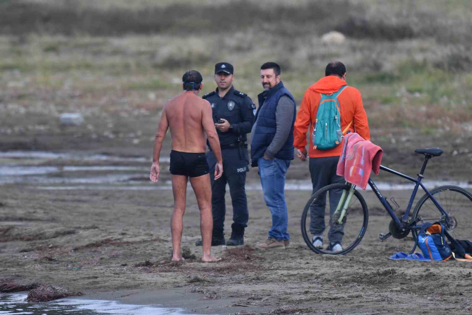 Yüzmek için göle girdi sahil güvenlik engel oldu
