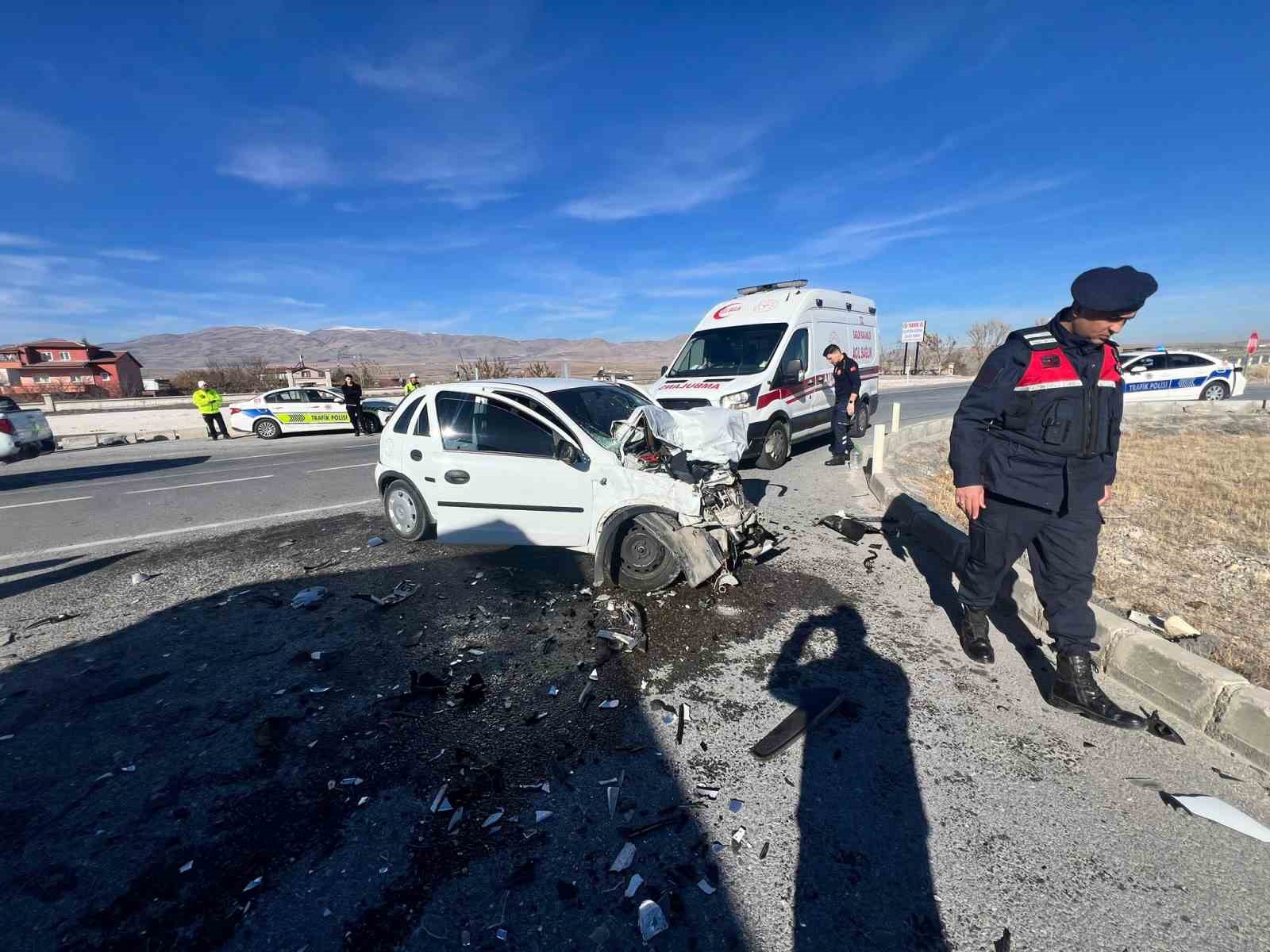 Otomobil ile kamyon çarpıştı: 1 yaralı