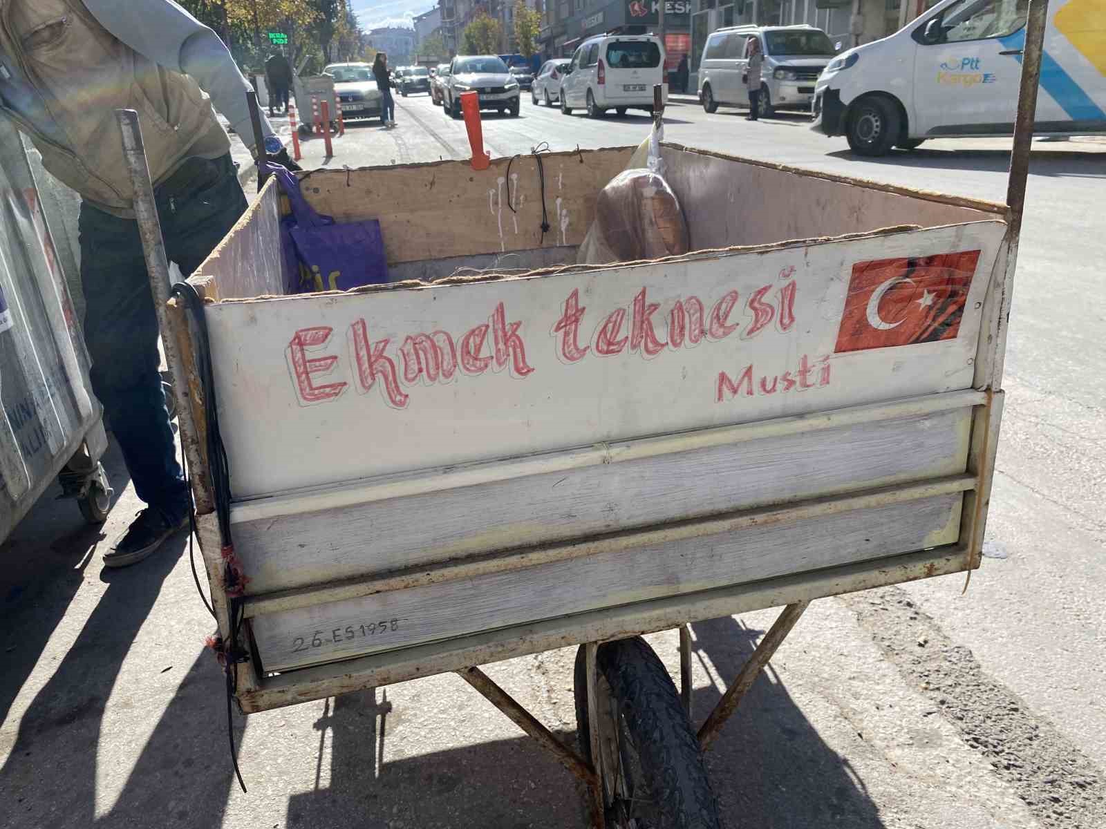 ‘Ekmek Teknesi’ yazılı el arabası ile her gün saatlerce atık malzeme topluyor