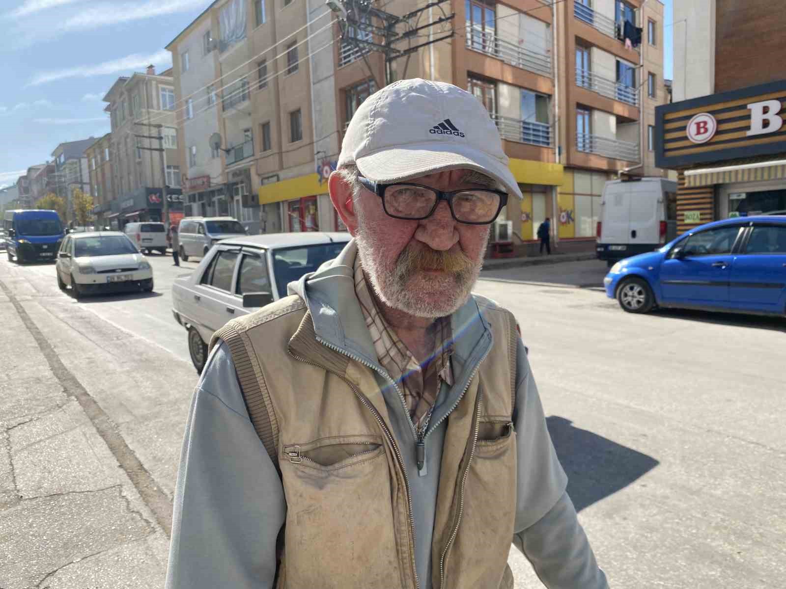 &lsquo;Ekmek Teknesi&rsquo; yazılı el arabası ile her g&uuml;n saatlerce atık malzeme topluyor
