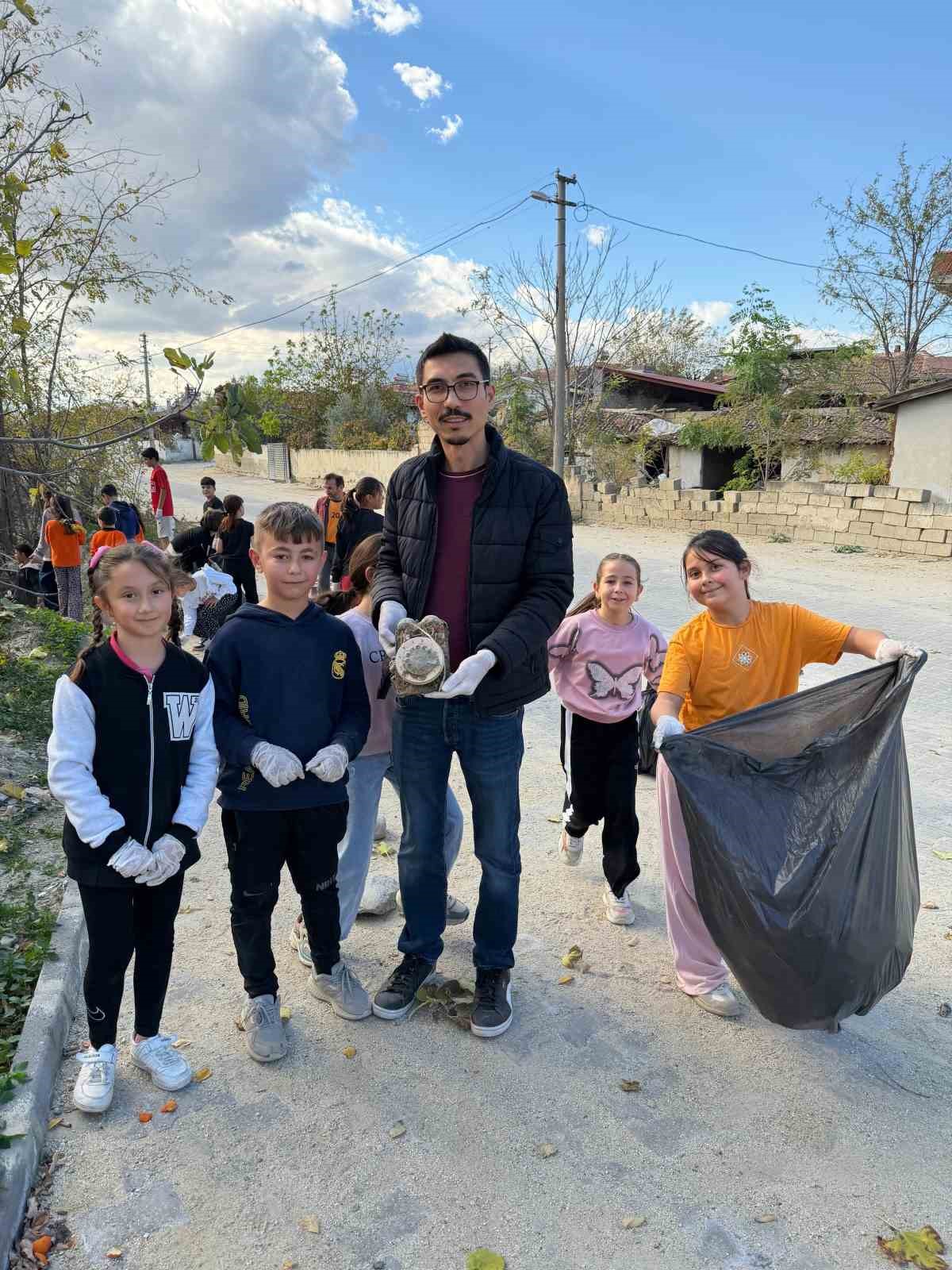 Çavuşlar’da öğrencilerden örnek çevre temizliği etkinliği