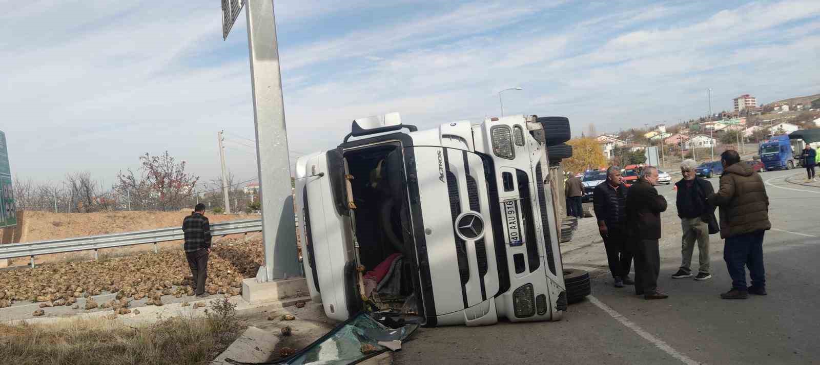 Pancar yüklü kamyon devrildi
