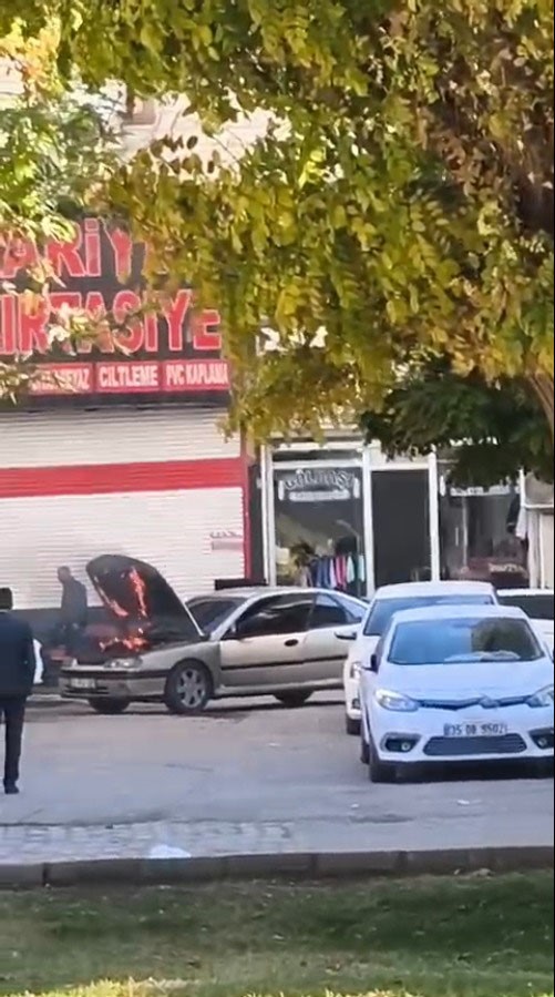 Şanlıurfa’da seyir halindeki araçta yangın paniği