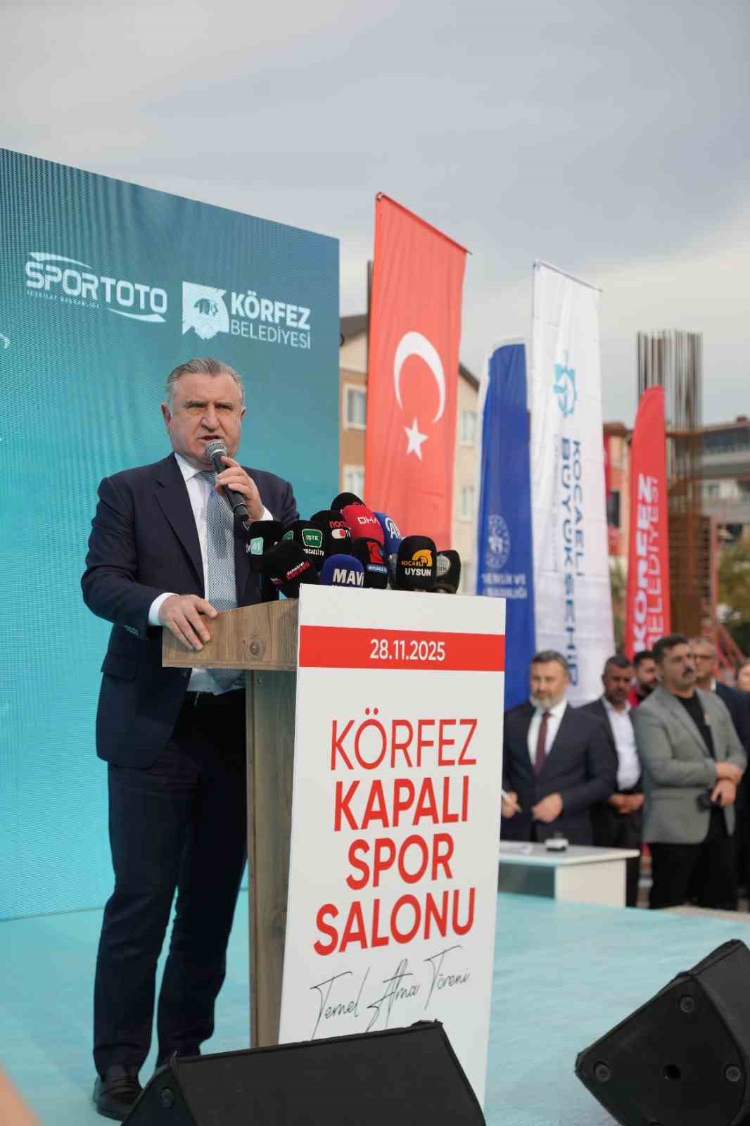 Bakan Bak: "T&uuml;rkiye şu anda spor tesisi devrimi yaşıyor"
