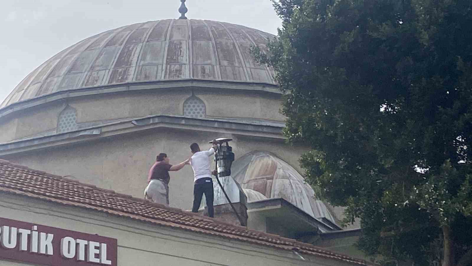 Antalya&rsquo;da restoran bacasındaki yangın sokağı dumana boğdu

