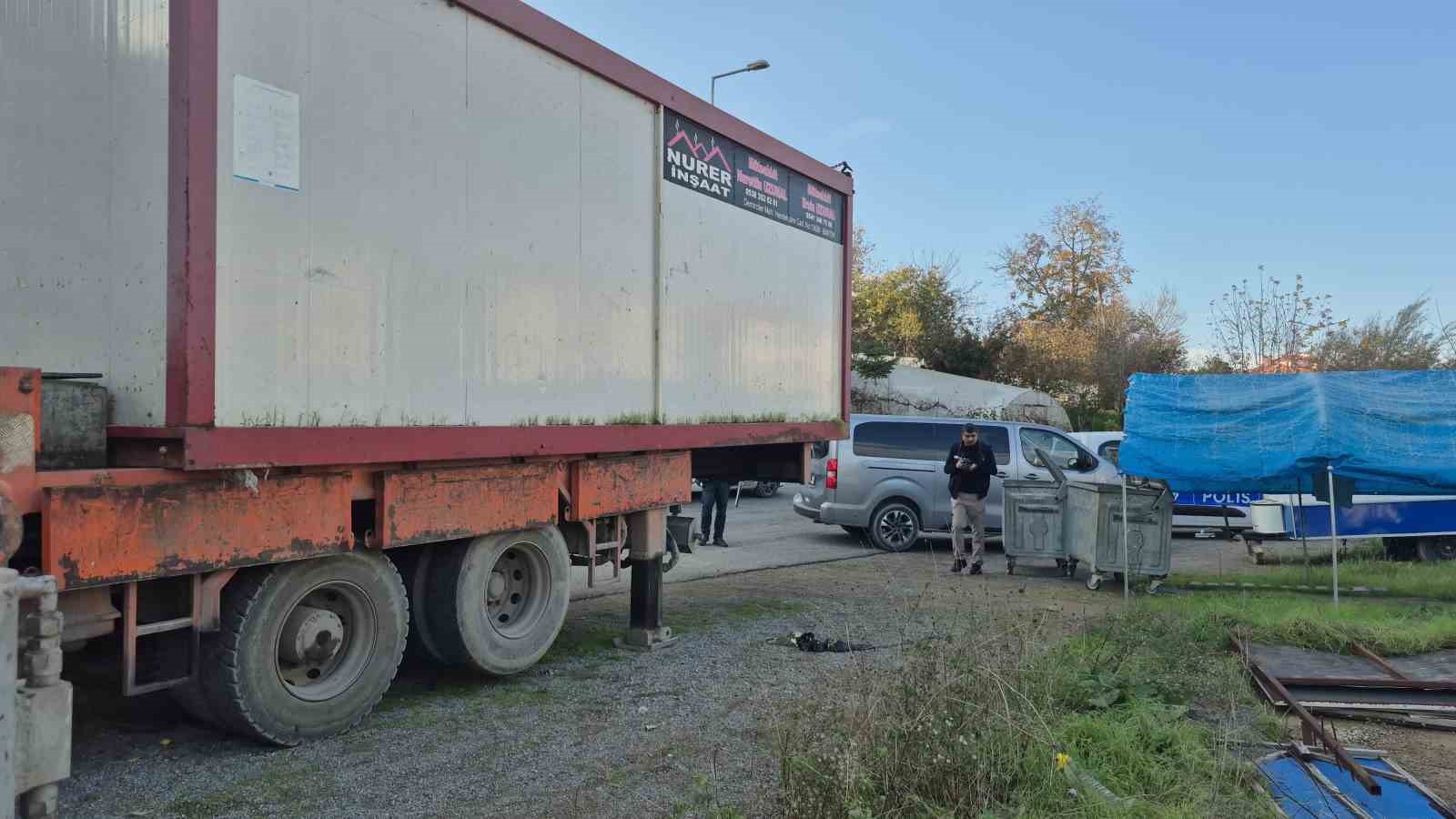 Tırın dorsesindeki konteynerden düşen işçi ağır yaralandı
